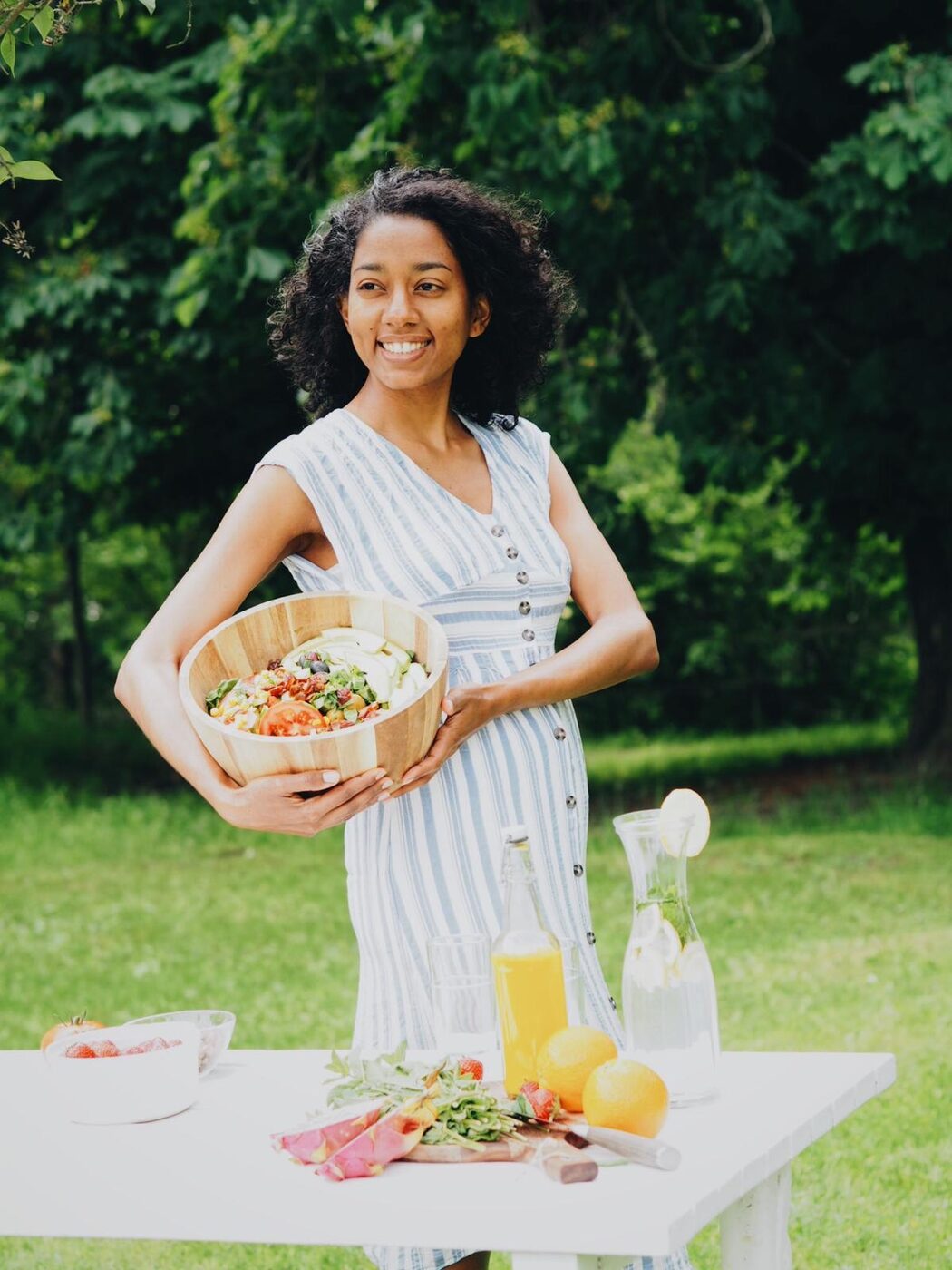 Telma Fjelltveit holding a bowl of fresh plant-based food outdoors